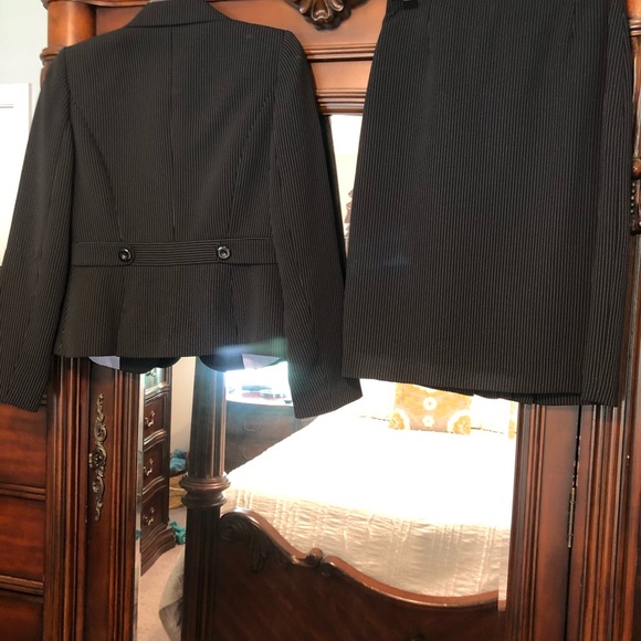 Tahari women’s business suit  Size 2 - Picture 2 of 6